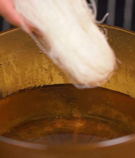 青番茄切片、金字臘肉切薄片、小米辣線椒切圈。