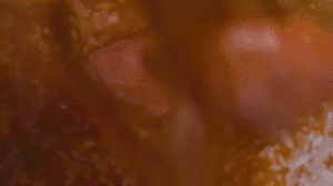 米放電飯鍋，倒入配菜，湯汁一起倒入（湯汁剛好沒過食材即可），電飯鍋開啟煮飯模式，煮好燜20分鐘，撒蔥花。