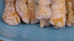 炸制油溫在7成左右，茄子炸至金黃色即可撈出。