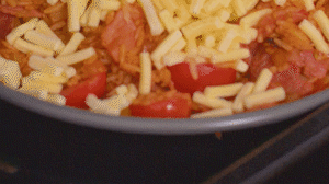 烤箱上下火180度預(yù)熱，將米飯分別盛入容器中。表面均勻的撒上馬蘇里拉芝士碎，放進(jìn)烤箱中層烤20分鐘左右，待芝士融化上色即可。