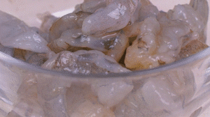 蝦去殼去蝦線，加姜絲、鹽腌制15分鐘，微煎1分鐘備用。