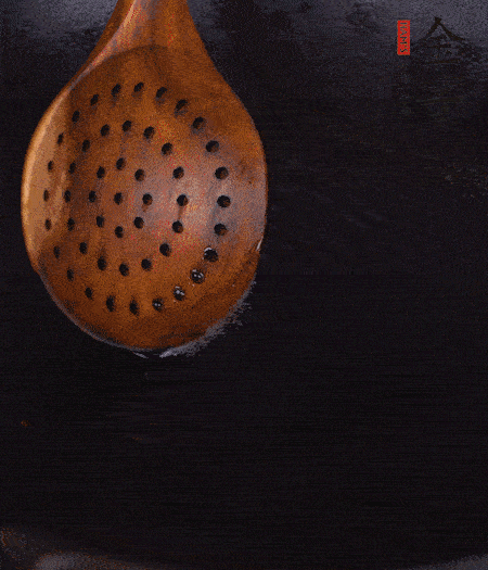 鍋中多倒些花生油，油溫達(dá)80度時，下芋頭丁炸 40 秒，直到表皮金黃，撈出待用。