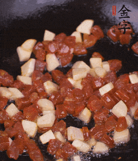 鍋中熱油，下香腸丁、茭白丁大火炒出香味。倒入米飯拍散，炒2～3分鐘。