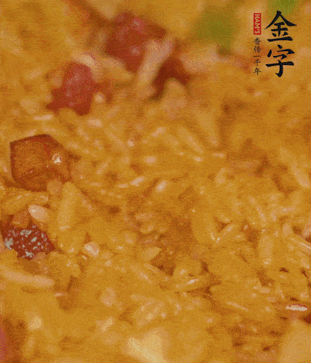 放一撮鹽、生抽少許，倒入炸好的芋頭。最后撒蔥花、蒜末翻炒均勻。