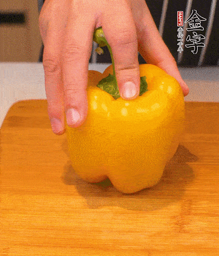 干花菇提前泡發(fā)，胡蘿卜、青椒、黃椒和花菇切丁，小紅椒切圈，小蔥切末。