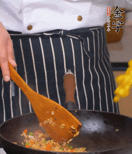 加咖喱塊、少許鹽、白糖調(diào)味，炒至咖喱塊融化后，倒米飯，翻炒至每粒米飯都包裹上咖喱，再放黃椒、青椒粒，出鍋前加菠蘿粒和小蔥翻拌均勻。