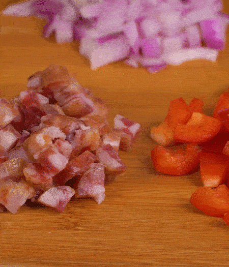 黃椒、紅椒、白洋蔥、土豆、大蔥分別切丁。金字10°鮮低溫香腸切丁。