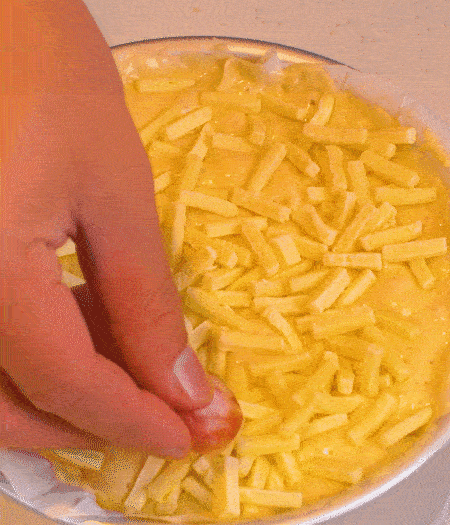 撒上馬蘇里拉芝士，用香腸片裝飾表面，180攝氏度烤箱烤20-25分鐘。