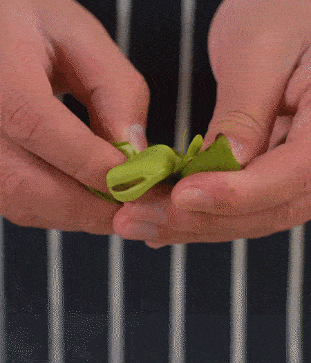 選用鮮嫩蠶豆，剝?nèi)ネ鈿ち粝露姑紫磧?，掰開成兩瓣。