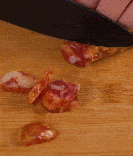 香腸切薄片。