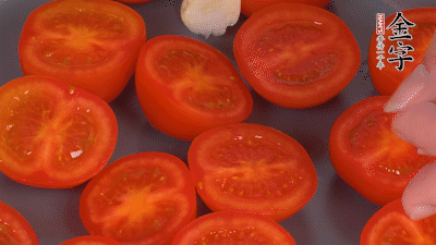 洗凈晾干的小番茄，對半切開，加切塊的大蒜、迷迭香、黑胡椒、橄欖油190度烤40分鐘、200度烤20分鐘。