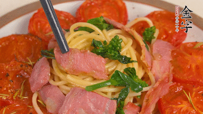 加菜花翻炒1分鐘后加意面，翻炒1分鐘后用少許鹽、黑胡椒調(diào)味即可。