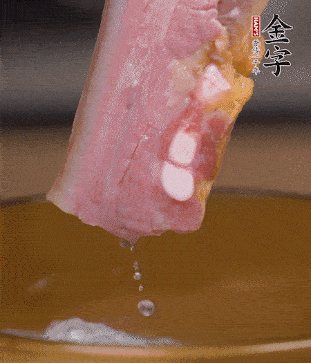 煮過的西蘭花切碎。煮熟的淡咸肉切丁。