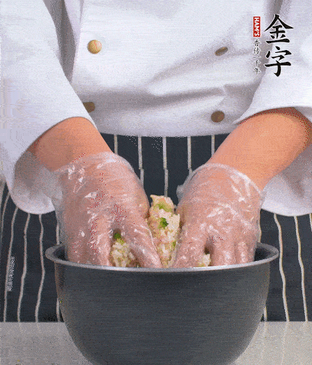 米飯中放西蘭花碎、咸肉丁，加少許黑胡椒、十來滴橄欖油拌勻。