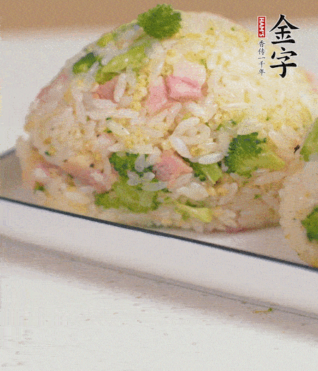 拌好的飯攥成飯團。