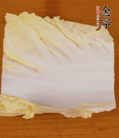 一片白菜一片淡火腿交替疊起，疊個兩三層放進鍋內(nèi)，直到塞滿鍋。