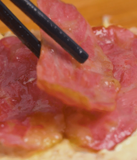 放上火腿、芝士片、生菜，再放一片土司。