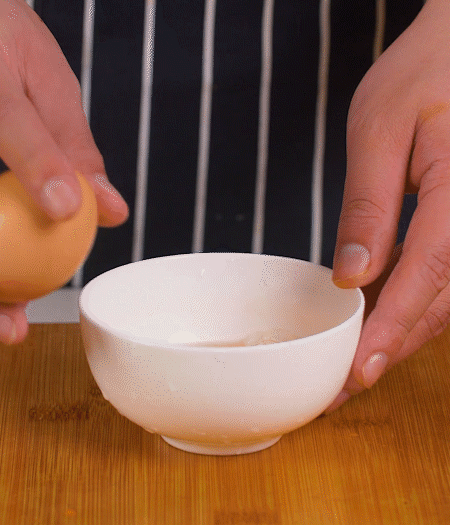 起鍋熱油，蛋液煎成雞蛋碎。金字淡咸肉切成絲。