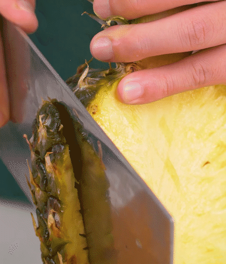 鳳梨去皮把果肉切塊，醬肉切小塊。