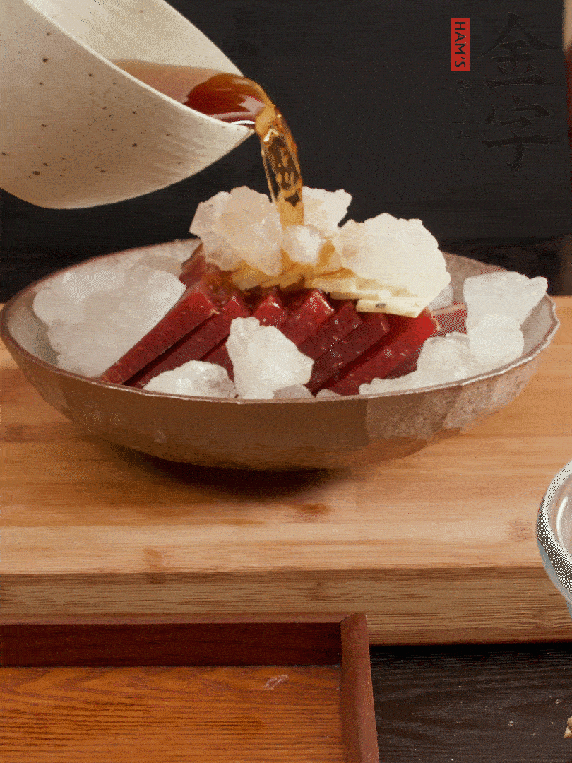 加姜片、冰糖、黃酒、水，蒸60分鐘，將火腿的咸逼出來。