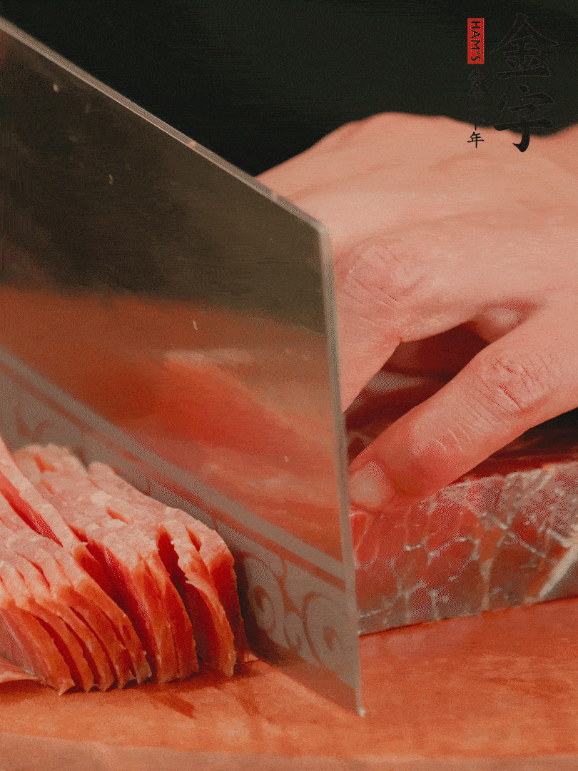 新鮮雞腿用刀在表面劃幾刀。金字火腿切薄片備用。