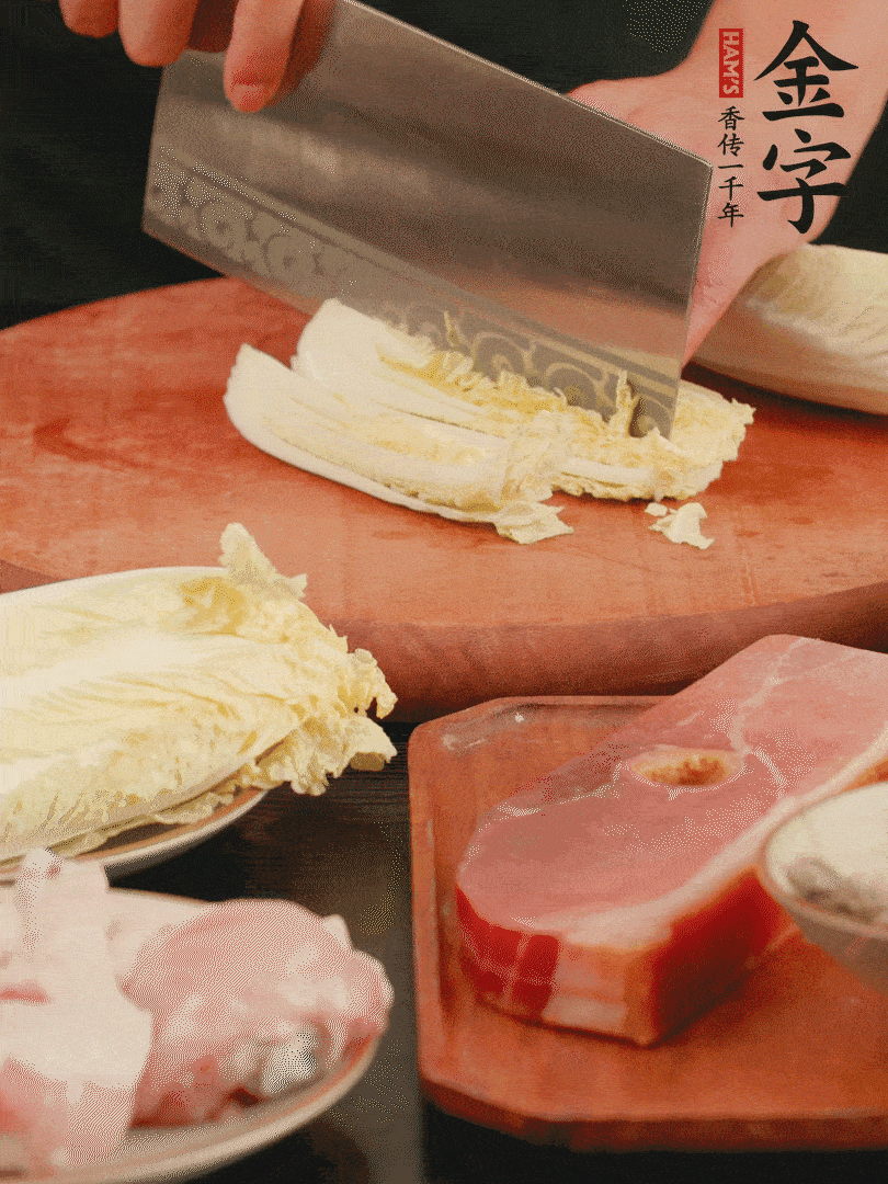 白菜去掉頭尾，對半豎切，再均勻切4刀。