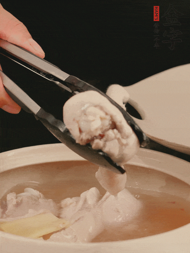 雞腿放入砂鍋，加姜片、料酒、清水，中火燉煮20分鐘撈出。