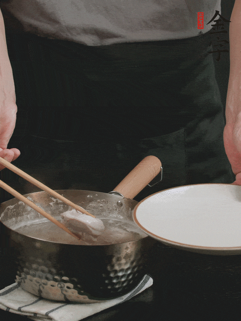 雞塊冷水下鍋，加姜片、料酒焯水，撈出洗凈備用。