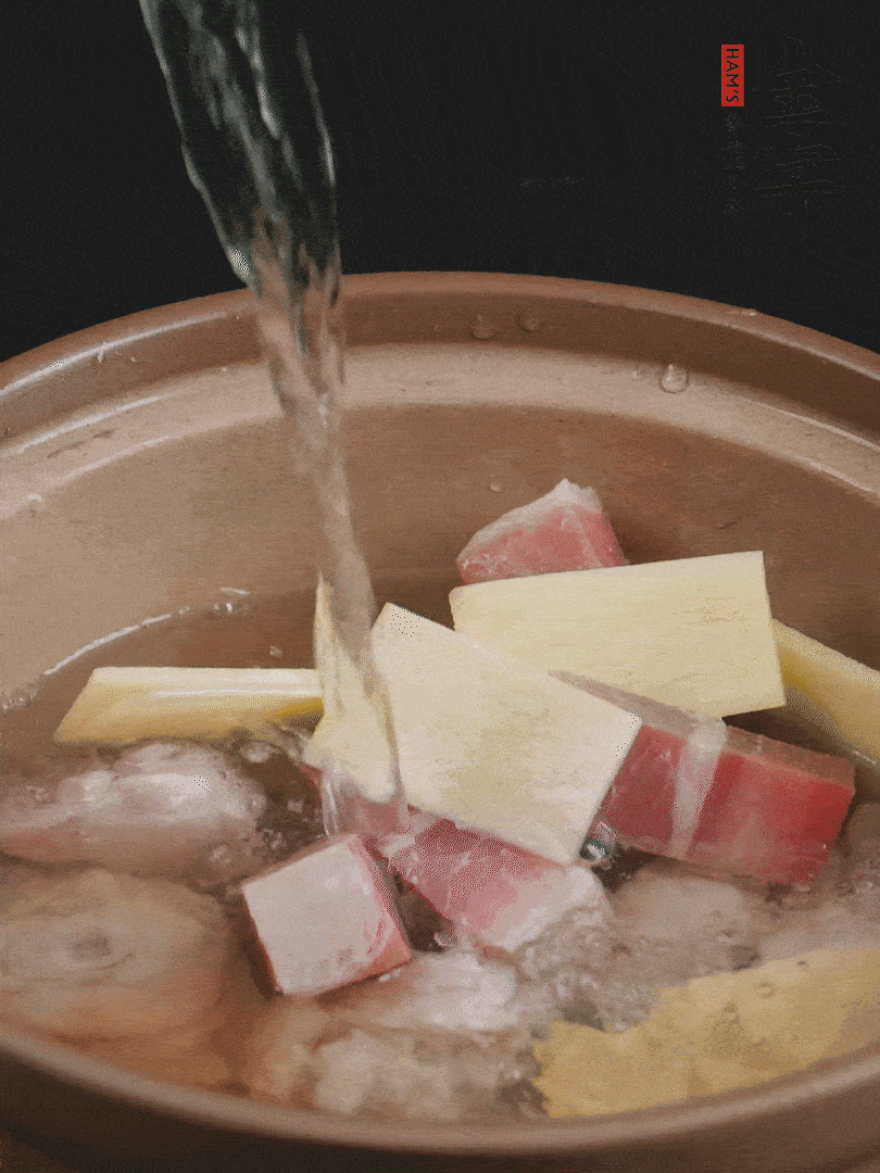 雞塊、火腿、姜片加適量料酒、清水燉80分鐘。