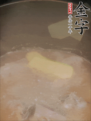 排骨洗凈，加生姜、黃酒焯水，溫水洗凈備用。