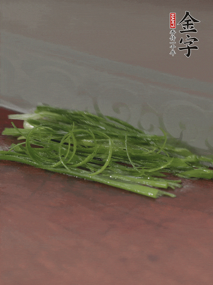 生姜切薄片，紅椒切細(xì)絲，小蔥蔥綠切細(xì)絲，泡入冰水中保持新鮮。