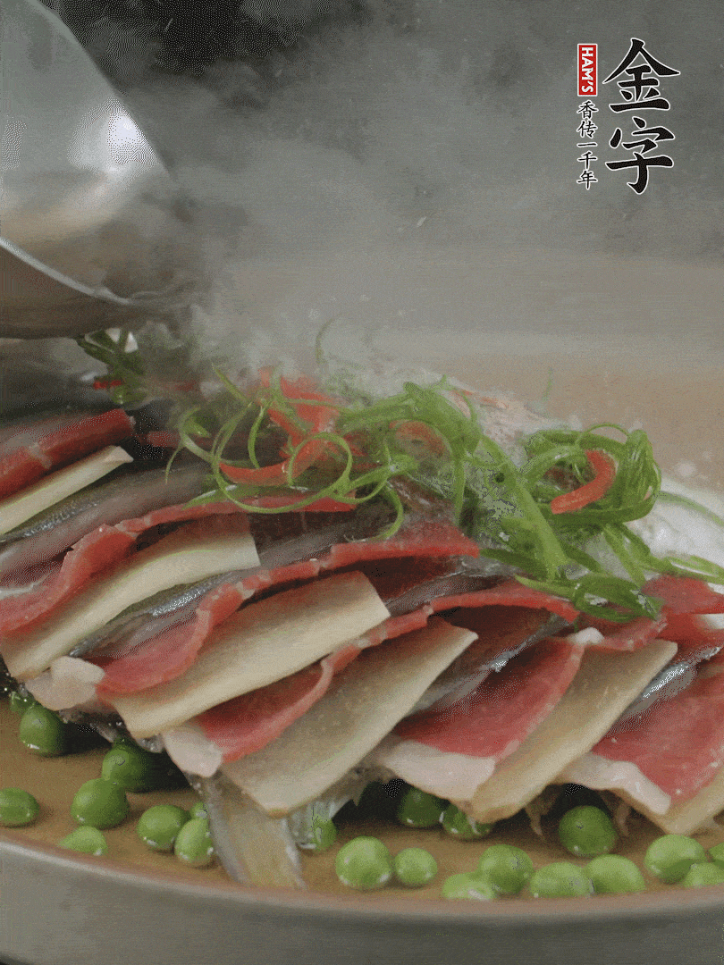 表面放上蔥絲、紅椒絲，淋上熱油。