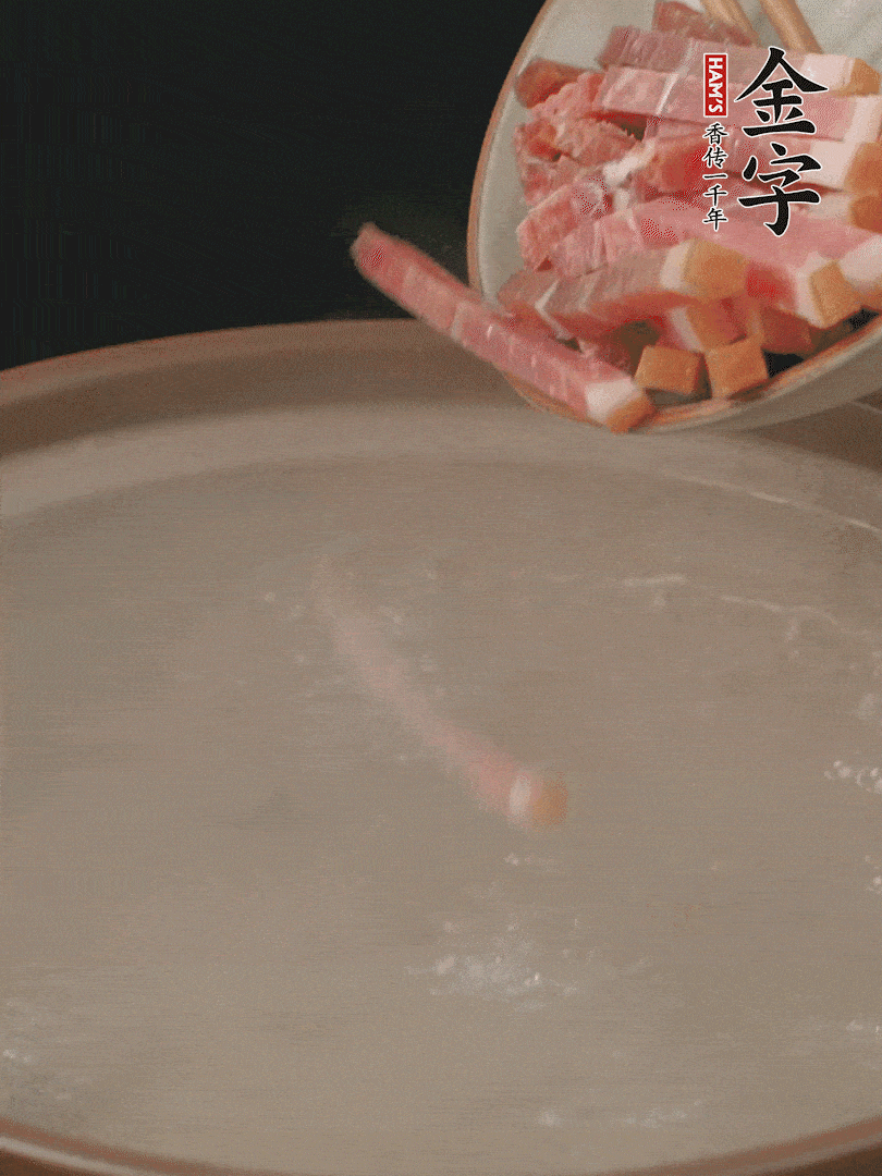 金字火腿切絲，熱水下鍋，放火腿燉煮15分鐘。