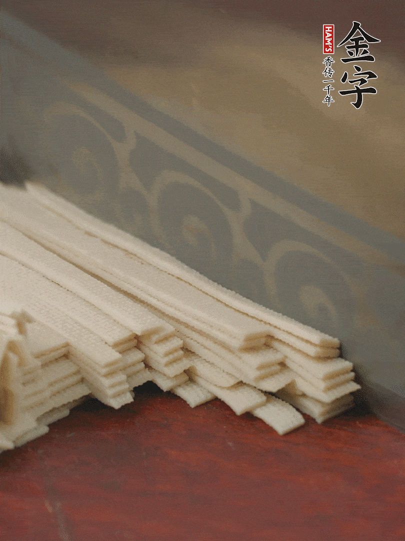 燉火腿期間，千張切細(xì)絲，白蘿卜去皮切細(xì)絲，蒜葉切細(xì)丁。