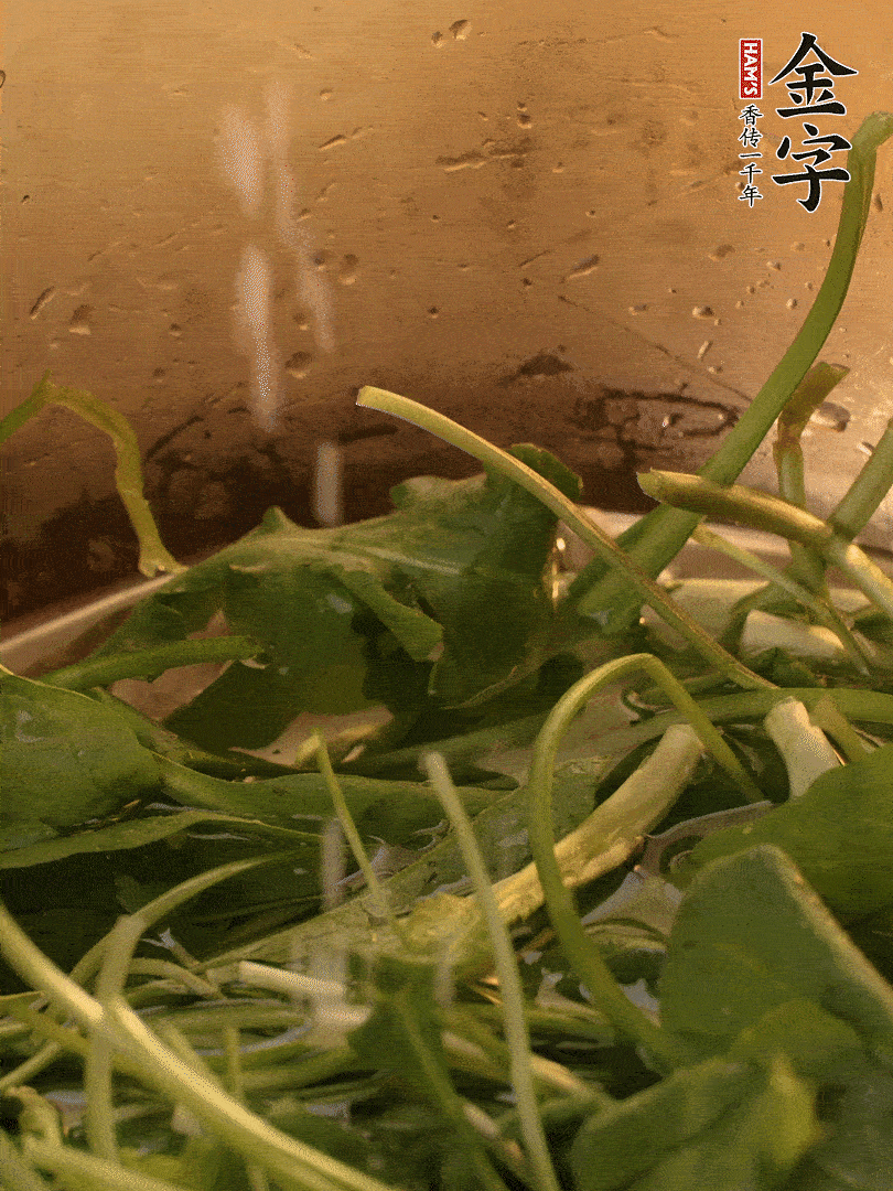 薺菜去掉根部，加小蘇打、鹽熱水沸騰燙軟。