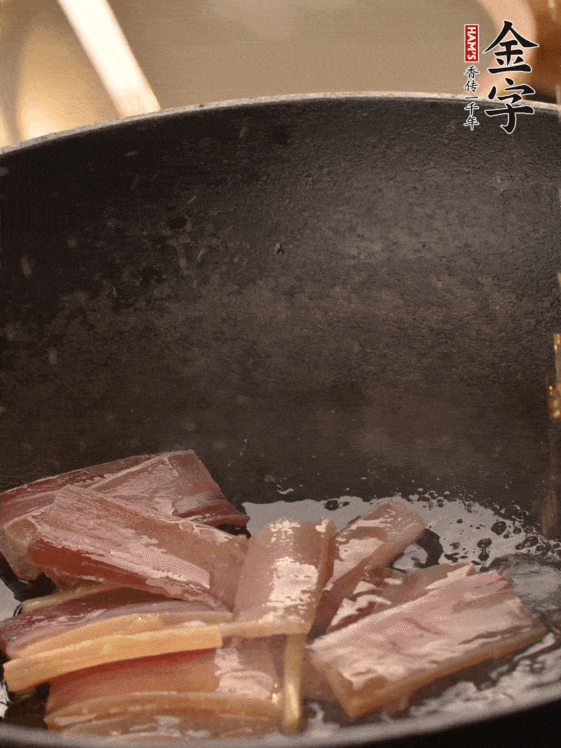 再下春筍繼續(xù)翻炒。