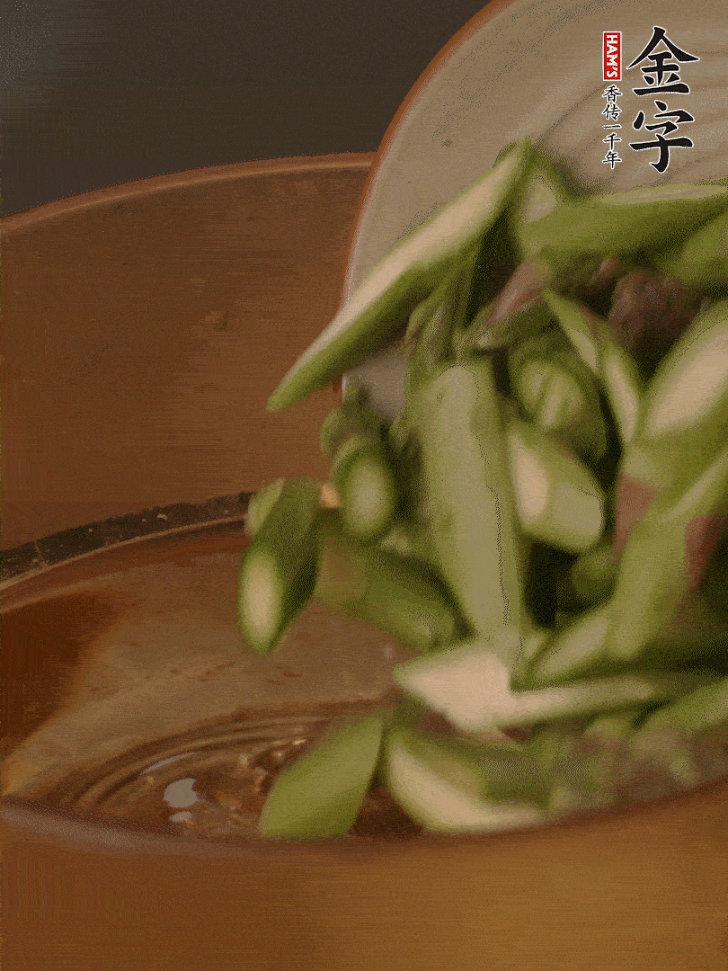 蘆筍、白玉菇焯水30秒備用。