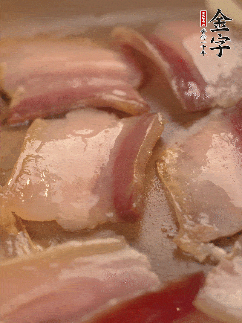 鍋中熱油煸香大蒜、咸肉。