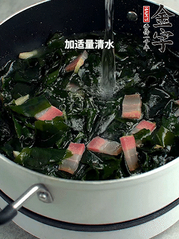 放入泡發(fā)好的裙帶菜翻炒一下，加適量清水燉煮。