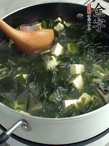 煮到沸騰后，再放入豆腐蓋蓋子煮3分鐘。