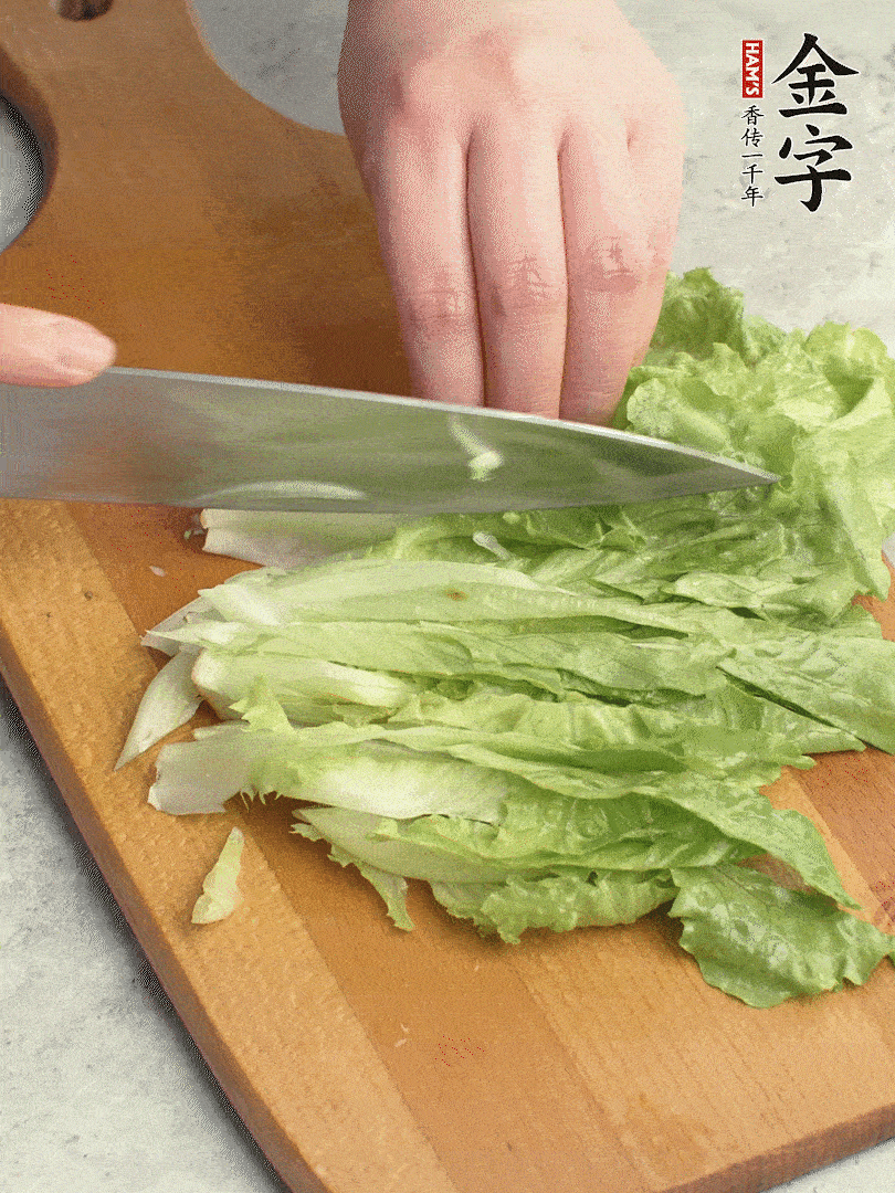 胡蘿卜、生菜、黃瓜切絲。