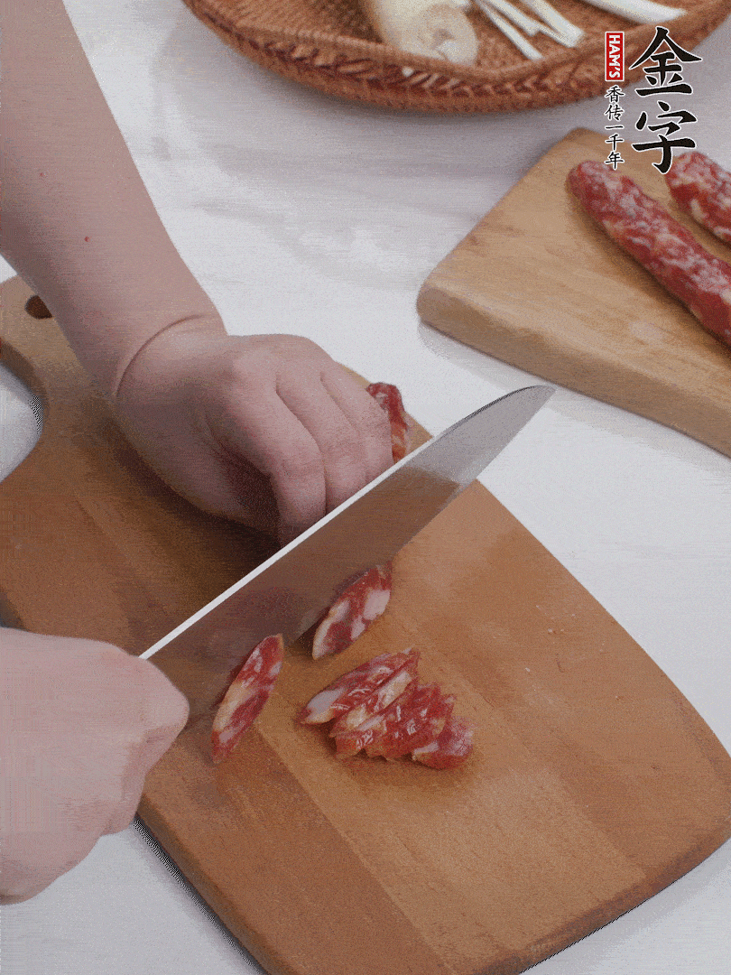 金字香腸切薄片。