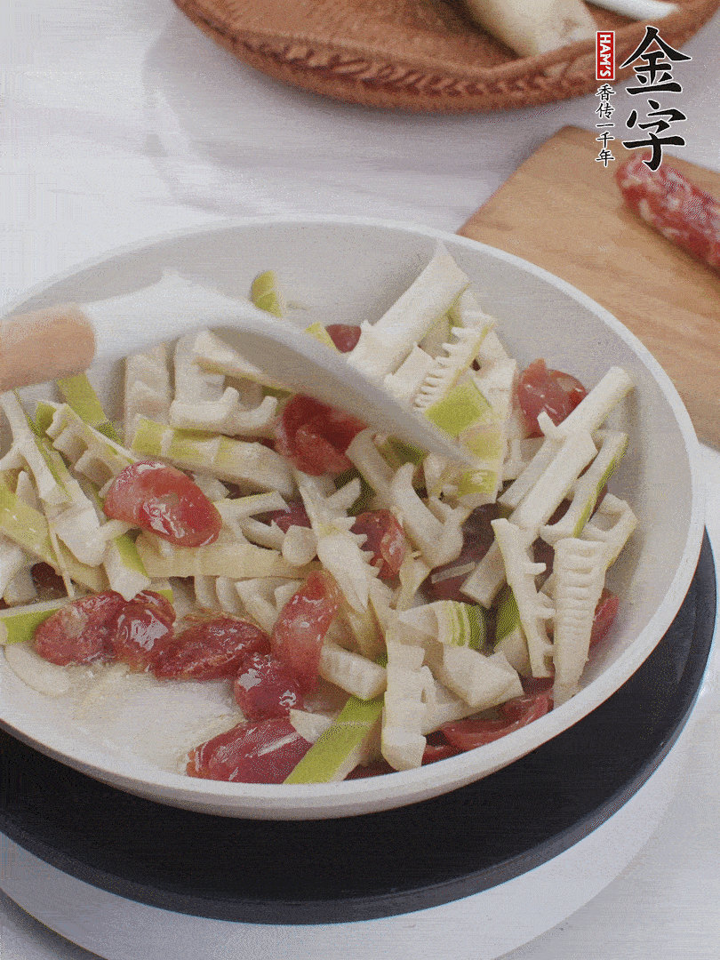 下春筍翻炒均勻，一小撮鹽調(diào)味。