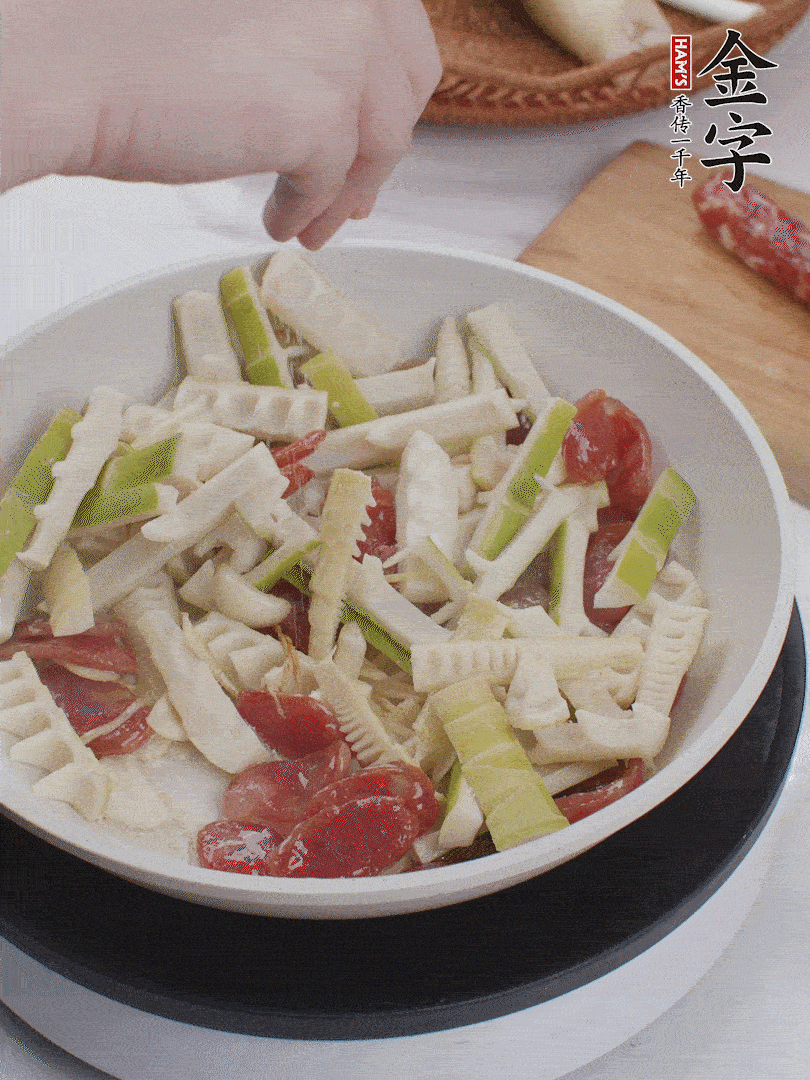 出鍋前撒蔥花。