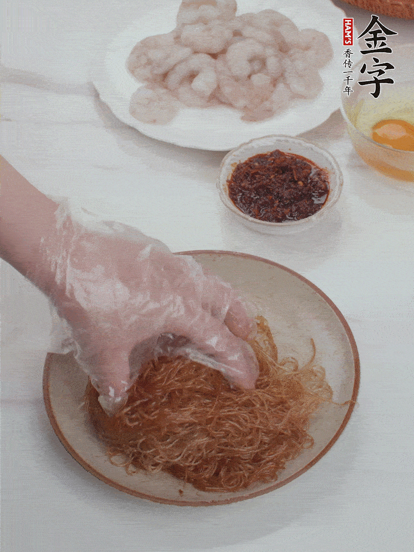 粉絲泡軟后，入沸水煮10秒，撈出后加1/2勺老抽、1/2勺食用油挑松。