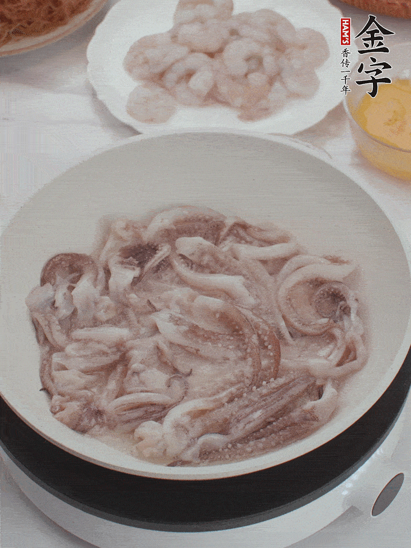 蝦仁、魷魚(yú)滑油，蛋液炒制半熟。