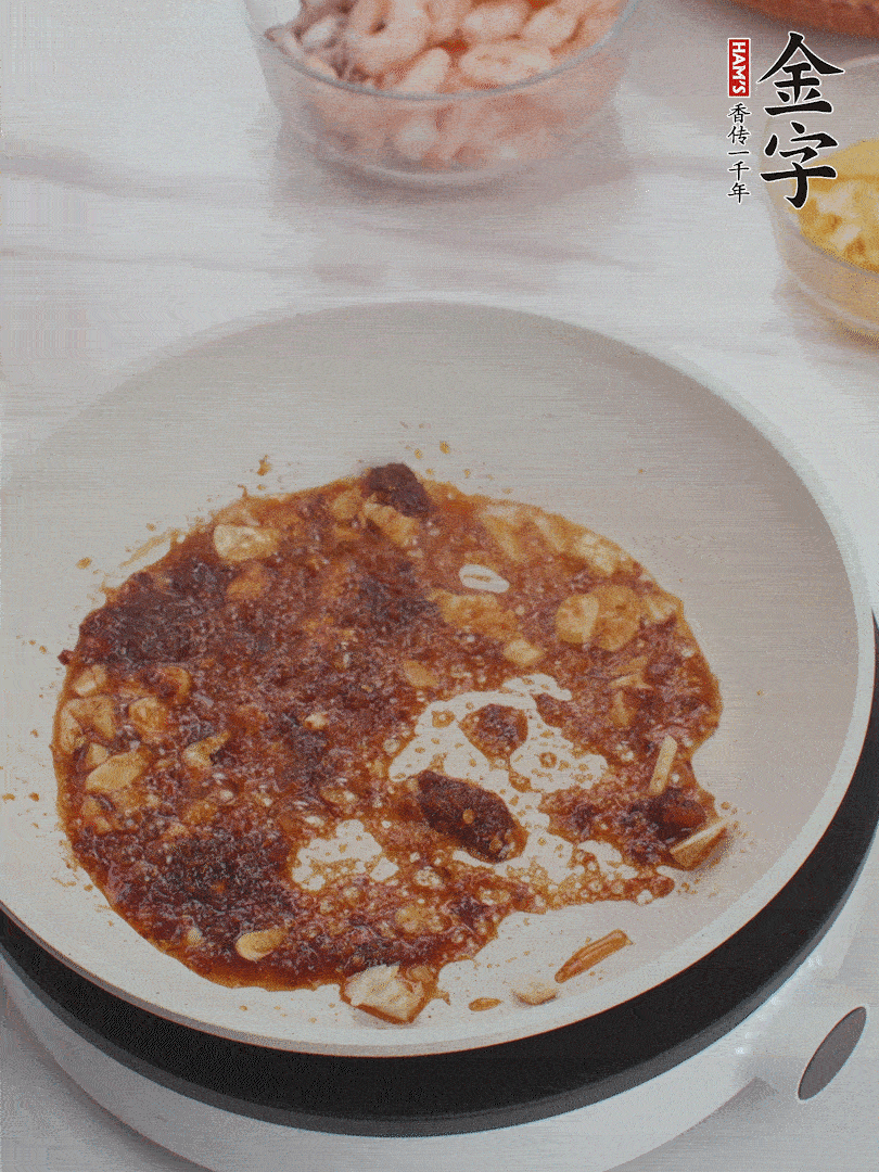 冷鍋熱油，1大勺金字火腿XO醬、蒜末炒香，倒粉絲一起炒。