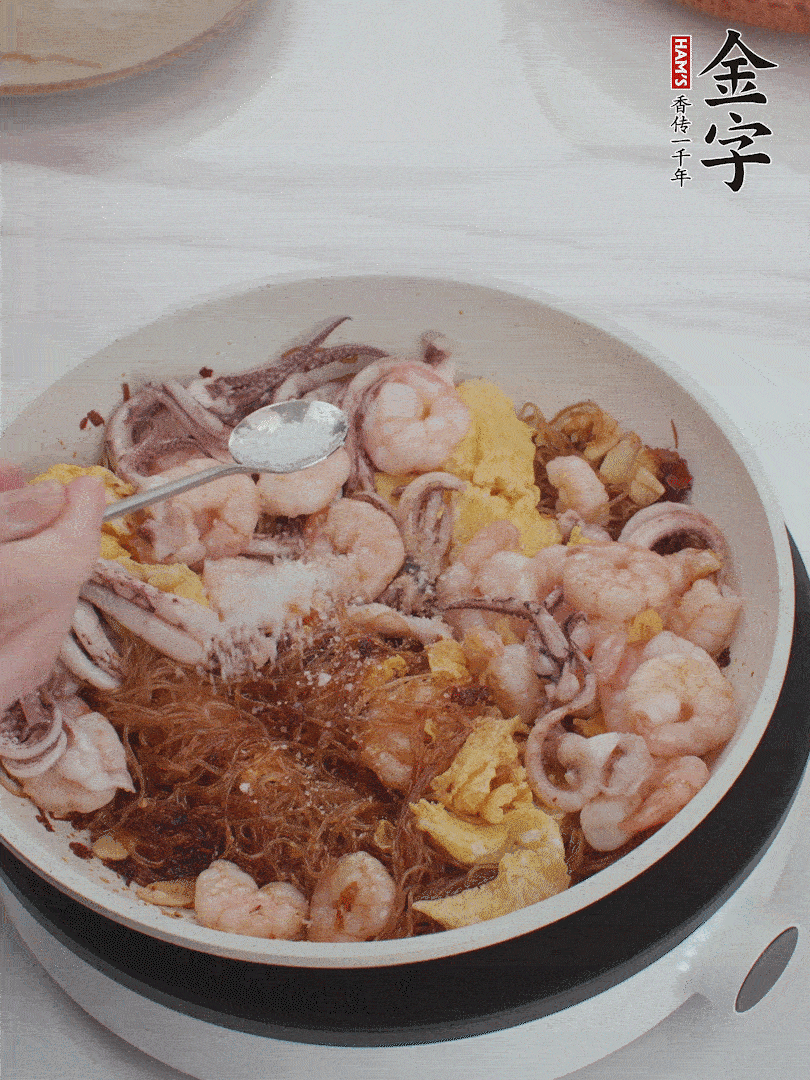 加雞蛋，蝦仁，魷魚(yú)混合。