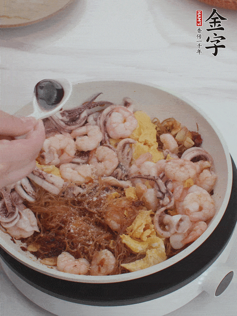 放1/3勺鹽、1/3勺雞精、1/3勺糖、2/3勺生抽調(diào)味。