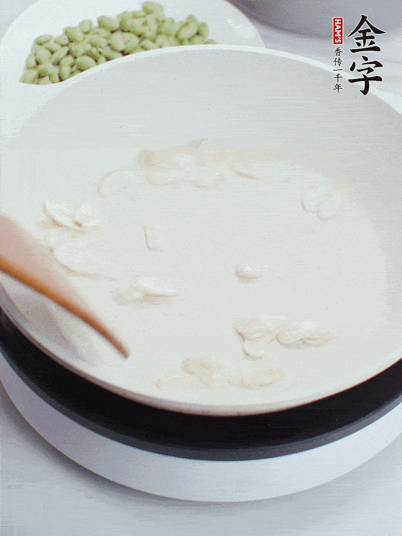 金字淡咸肉煮15分鐘，撈出切片。油5成熱時，蒜末、咸肉爆香。